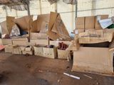 une pile de boîtes posées sur le sol