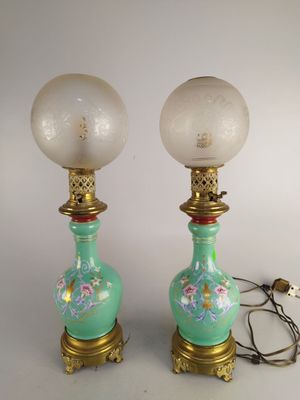 une paire de lampes en verre vert ornées de finitions dorées et de motifs floraux