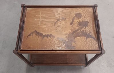une table en bois ornée d'un motif représentant un dragon