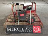 une pancarte posée sur une palette sur laquelle on peut lire « Mercierr et C.E. »