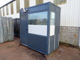 une photo de toilettes portables bleues et blanches
