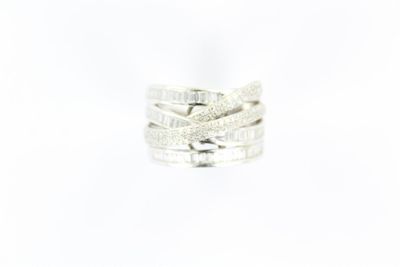 gros plan d'une bague en argent sur fond blanc