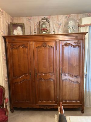 une armoire en bois dans le coin d'une pièce