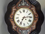 une horloge accrochée au mur, avec des chiffres romains
