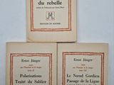 trois livres posés sur une table blanche bordée de rouge