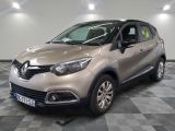 la voiture est garée dans le garage sur le sol en damier