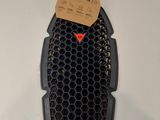 l'arrière d'une housse de selle de moto sur laquelle est fixée une étiquette