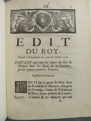 un livre ouvert sur lequel figure l'image d'un oiseau et de fleurs