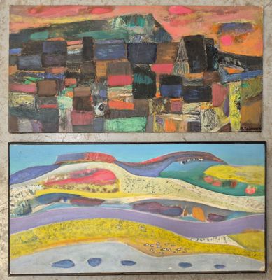 une peinture représentant un paysage et une autre représentant une ville, accrochées au mur