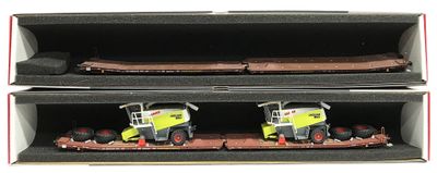 deux camions miniatures qui se trouvent dans une boîte