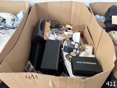 un carton rempli de matériel électronique et d'autres objets