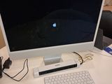 un ordinateur sur un bureau avec un clavier et une souris