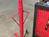 une photo d'un porte-outils rouge dans un garage