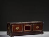 un coffre ancien en bois, muni de deux portes et de deux tiroirs d'un côté