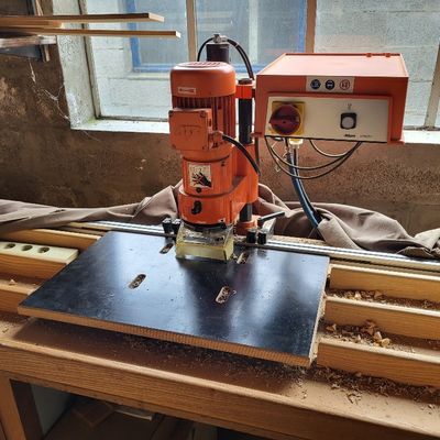 une machine posée sur une table