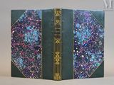Le livre est vert, avec une bordure dorée et une couverture bleue.