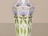 une image représentant un vase orné de fleurs violettes
