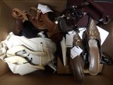 de nombreuses paires de chaussures et de sacs dans une boîte