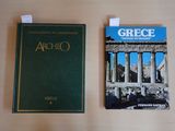 deux livres posés sur une table