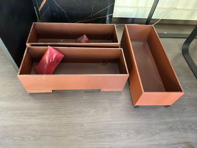 deux cartons posés par terre
