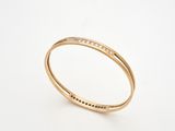 une bague en or jaune avec un diamant serti au centre