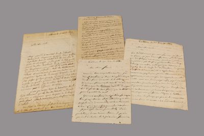 un lot de trois vieux papiers comportant des inscriptions manuscrites