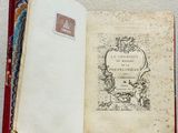 un livre ouvert posé sur une table, avec une étiquette dessus