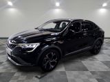 un 4x4 noir garé sur un sol en damier dans un garage