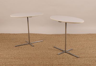 deux tables blanches posées sur un sol recouvert de moquette