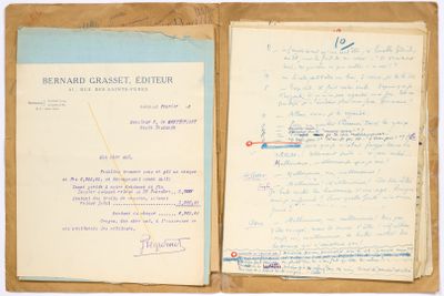 un vieux livre sur lequel est posé un bout de papier sur lequel il y a des mots écrits