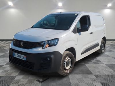 la camionnette blanche est garée sur le sol en damier d'une pièce