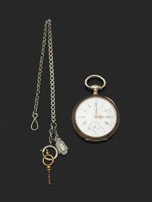 une montre de poche en argent et une clé attachée à une chaîne