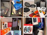 de nombreux types d'appareils électroniques différents dans une boîte