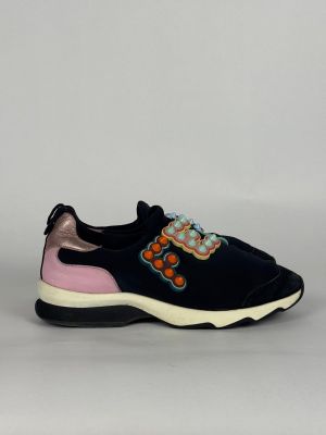une chaussure noire et rose avec des fleurs sur le côté