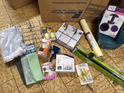 beaucoup d'objets posés par terre à côté d'une boîte