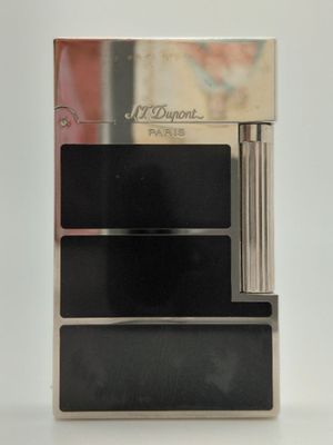 une image représentant un fume-cigarette noir et argenté