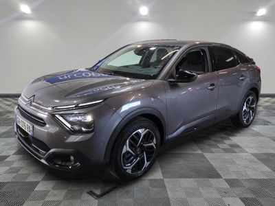 une voiture grise garée sur le sol en damier d'un garage