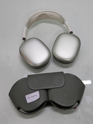 un casque audio et un cache-œil posés sur une table