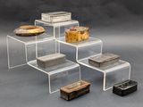 cinq boîtes empilées les unes sur les autres sur une table