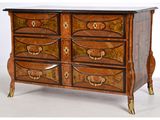 une commode en bois avec un plateau en marbre