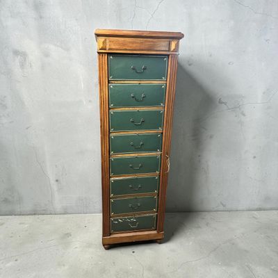 une image représentant une commode verte et dorée