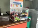 un comptoir sur lequel sont posés tout un tas d'objets