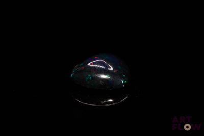 une image d'une bulle de savon dans l'obscurité