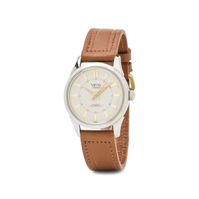 gros plan d'une montre sur fond blanc avec un bracelet marron