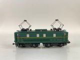un gros plan d'un wagon vert sur une surface blanche