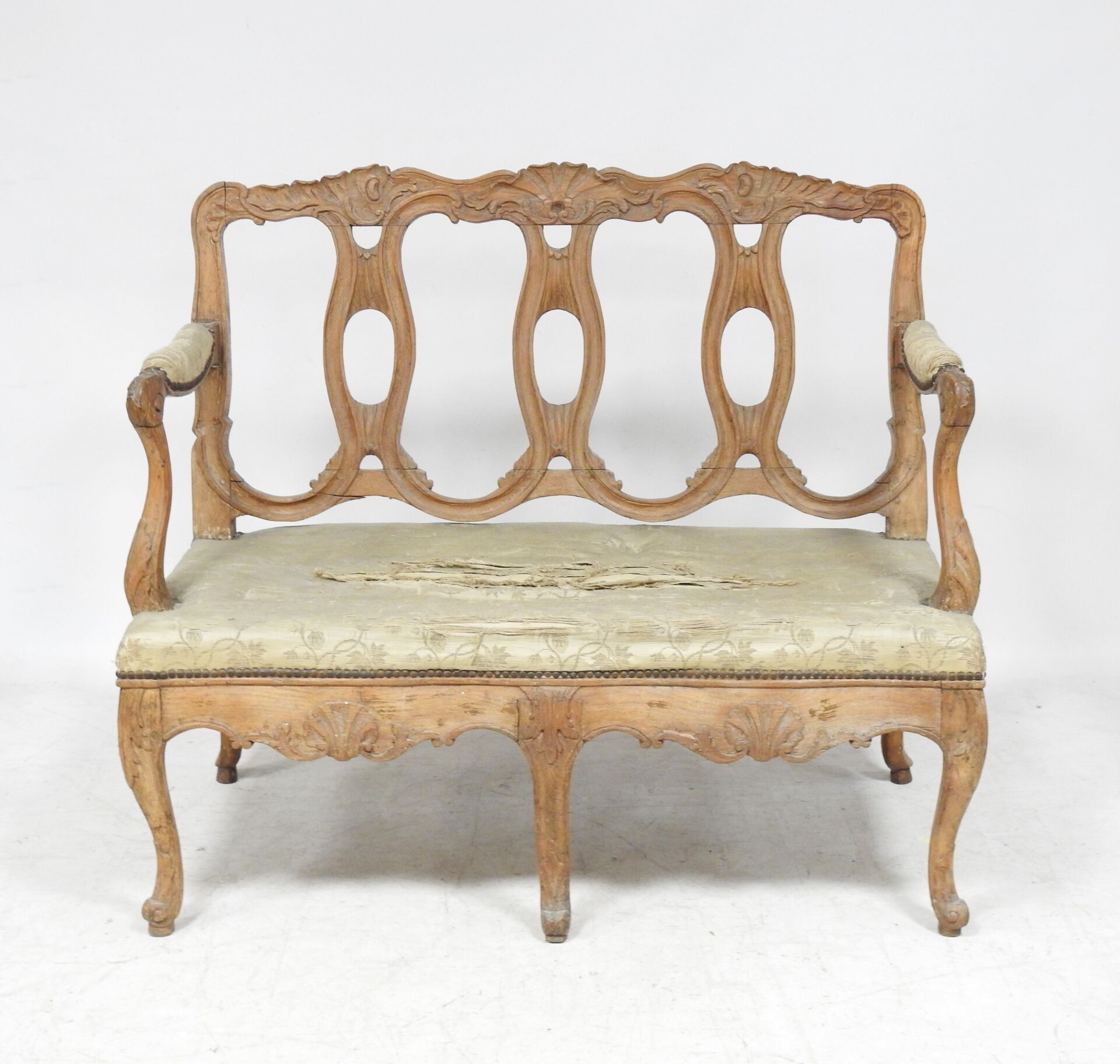 Banquette en bois naturel mouluré et sculpté, dossier ajouré…