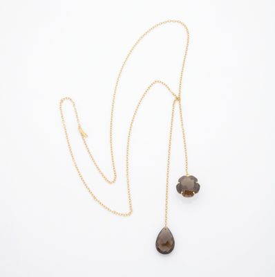 un collier en or orné de deux pendentifs en quartz fumé, montés sur une chaîne en or