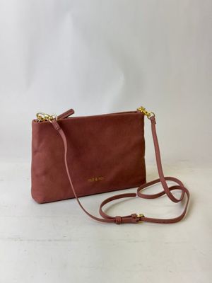 le petit sac à bandoulière en daim bordeaux avec des finitions dorées