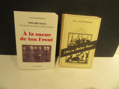 deux livres posés l'un à côté de l'autre sur une table