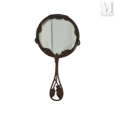 un miroir posé sur un support